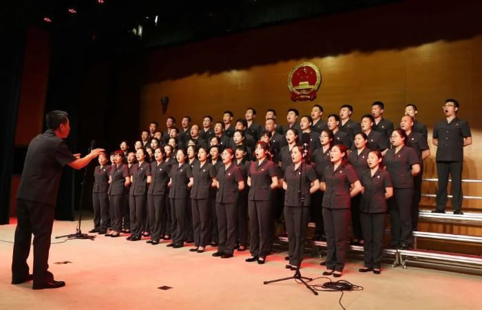 办公室、民五庭、行政庭：《中国，中国，鲜红的太阳永不落》《我们走在大路上》