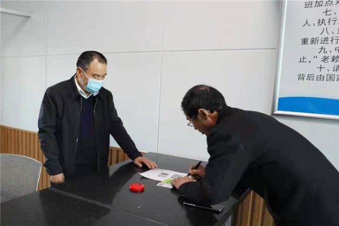 图为，为当事人办理案款手续