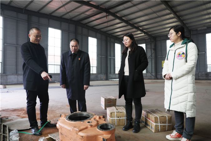 图为，公司负责人介绍拟生产的产品